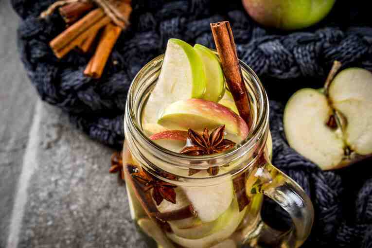 Tarçınlı elmalı detoks suyu